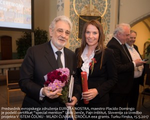 Predsednik združenja za kulturno dediščino EUROPA NOSTRA velespoštovani tenorist Placido Domingo izroča certifikat vodji projekta in direktorici Zavoda Pajn Ljobi Jenče, Turku, Finska(2017)